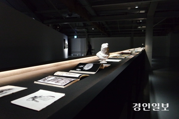 염지희 개인전 ‘녹투라마 : 발렌틴의 도끼’ 전시장 2층 작가 아카이브 모습. 2025.3.6 /박경호기자 pkhh@kyeongin.com