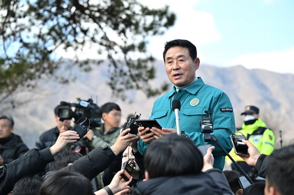 백영현 포천시장이 지난 6일 이동면 노곡리 전투기 오폭사고 현장에서 기자회견을 하고 있다. 2025.3.9 /포천시 제공