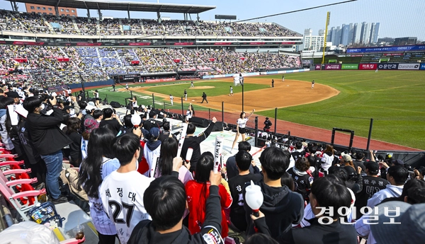 9일 오후 수원시 장안구 KT위즈파크에서 열린 ‘2025 신한 SOL뱅크 KBO 리그 시범경기’ KT 위즈와 LG 트윈스의 경기에서 수많은 관중들이 열띤 응원을 펼치고 있다. 2025.3.9 /이지훈기자 jhlee@kyeongin.com
