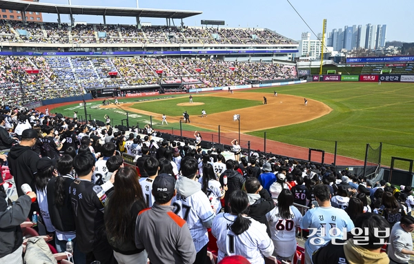 9일 오후 수원 케이티위즈파크에서 열린 ‘2025 신한 SOL뱅크 KBO 리그 시범경기’ kt wiz와 LG 트윈스의 경기에서 많은 관중들이 경기를 관람하고 있다. 2025.3.9 /이지훈기자 jhlee@kyeongin.com
