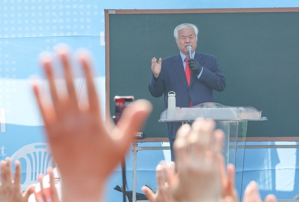 전광훈 사랑제일교회 목사가 9일 서울 용산구 한남동 대통령 관저 인근에서 열린 사랑제일교회 연합 예배에서 설교하고 있다. 2025.3.9 /연합뉴스