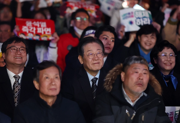 더불어민주당 이재명 대표가 9일 서울 경복궁역 인근에서 열린 ‘윤석열 즉각퇴진·사회대개혁 비상행동, 대통령 탄핵 촉구 집회’에 참석해 미소를 보이고 있다. 2025.3.9 /연합뉴스