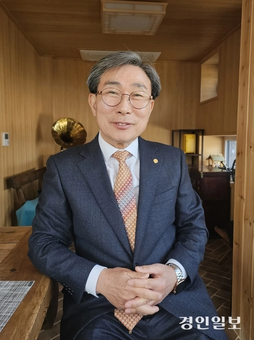 디지털국제공조(주) 문한경 회장은 올해 창립 40주년을 맞아 “대한민국을 넘어 세계 시장의 ‘글로벌 강자’로 성장해 나가겠다”고 강조했다. 2025.3.8 남양주/이종우기자 ljw@kyeongin.com