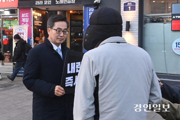 김동연 경기도지사가 10일 오후 수원역 로데오거리문화광장에서 윤석열 대통령을 규탄하는 1인 시위를 진행하는 중 한 시민과 실랑이를 벌이고 있다. 2025.3.10 /최은성기자 ces7198@kyeongin.com