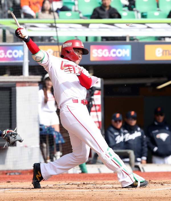 10일 인천 SSG랜더스필드에서 열린 SSG와 한화의 2025 KBO 시범경기에서 한유섬이 타격하고 있다. /SSG랜더스 제공