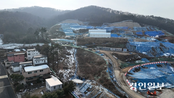 용인시 고기동 산 비탈면에 사회복지시설 조성을 두고 주민들이 통학로에 산사태 등 위험요소가 있다며 목소리를 내고 있다. 사진은 21일 용인시 고기동 사회복지시설 공사 현장. 2025.1.21 /최은성기자 ces7198@kyeongin.com
