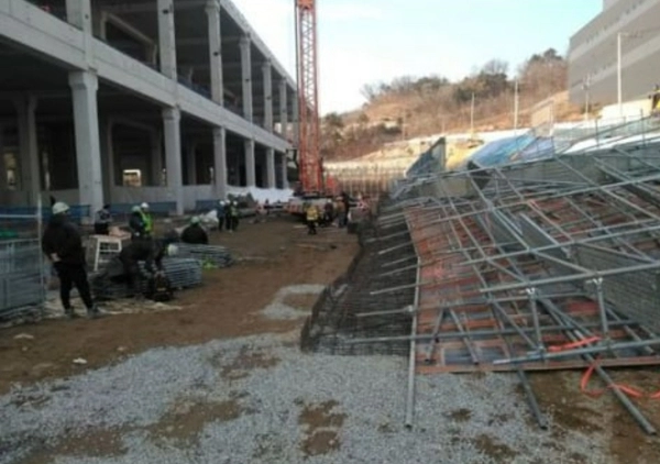 안성시의 한 물류센터 신축 공사장에서 비계가 넘어지는 사고가 나 3명이 다쳤다./ 경기도소방재난본부 제공