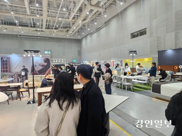 지난 8일 수원컨벤션센터에서 열린 2025 수원가구박람회에서 시민들이 가구를 구경하고 있다. 2025.3.8 /김지원기자 zone@kyeongin.com
