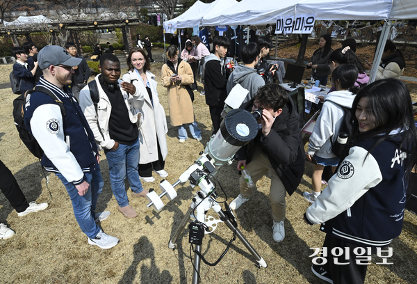 10일 오후 동아리 박람회가 진행 중인 수원시 영통구 아주대학교에서 재학생들이 다양한 동아리 부스를 체험하고 있다. 2025.3.10 /이지훈기자 jhlee@kyeongin.com