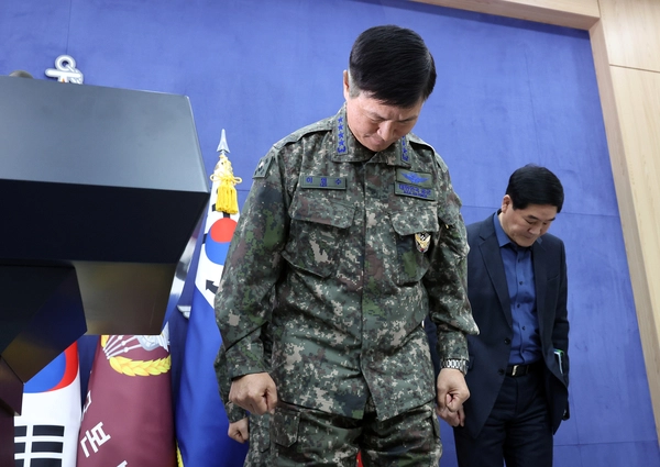이영수 공군 참모총장이 10일 서울 용산구 국방부에서 열린 공군 KF-16 전투기 오폭사건과 관련한 기자회견에 입장해 고개 숙여 사과하고 있다. 2025.3.10 /연합뉴스