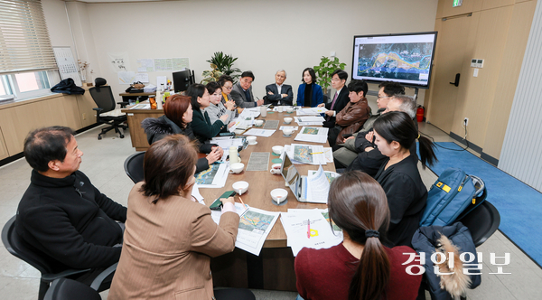 과천시의회 하영주 의장을 비롯한 시의원들과 시민단체, 재건축단지 조합장 등이 지난 7일 과천시의회에서 긴급 간담회를 열고 위례과천선 과천시 요구 노선 관철을 위한 대응방안을 논의하고 있다. 2025.3.7 /과천시의회 제공