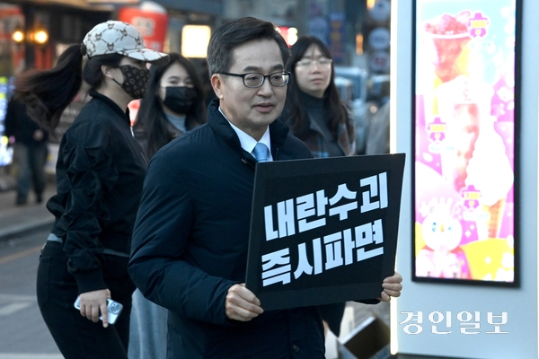 김동연 경기도지사가 10일 오후 수원역 로데오거리 문화광장에서 윤석열 대통령 파면을 촉구하는 1인 시위를 하고 있다. 2025.3.10 /최은성기자 ces7198@kyeongin.com