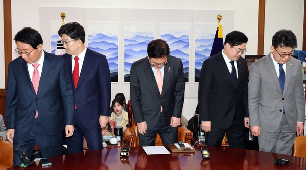 우원식 국회의장, 국민의힘 권성동 원내대표, 더불어민주당 박찬대 원내대표가 10일 서울 여의도 국회 의장실에서 열린 국정협의회에 앞서 기념 촬영을 마친 후 자리로 향하고 있다. 2025.3.10 /연합뉴스