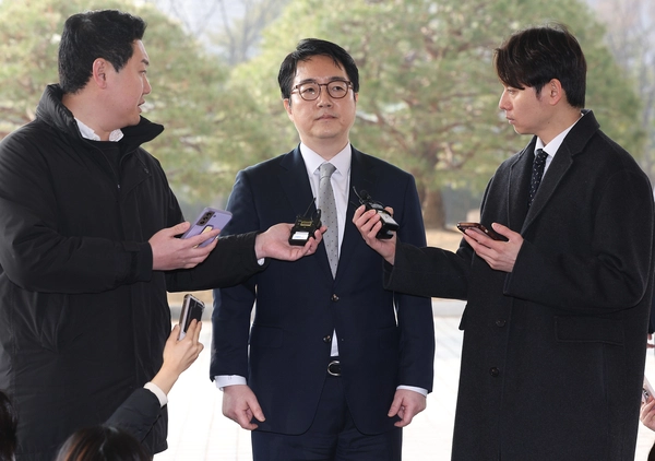 심우정 검찰총장이 10일 서울 서초구 대검찰청으로 향하며 취재진 질문에 답하고 있다. 2025.3.10 /연합뉴스