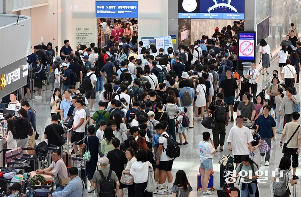 인천국제공항 제1여객터미널 출국장이 해외로 떠나려는 여행객으로 붐비고 있다. /경인일보DB