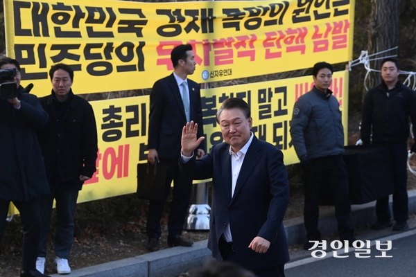 법원의 구속취소 청구 인용으로 석방된 윤석열 대통령이 8일 오후 의왕시 서울구치소에서 나와 지지자들에게 인사를 하고 있다. 2025.3.8 /최은성기자 ces7198@kyeongin.com