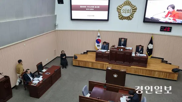 10일 열린 346회 임시회는 개회한 지 10분만에 정회됐지만, 이날 오후 3시에 재개되 의사진행에 대해 여야가 논의했다. 하지만 여야 이견은 좁혀지지 않은채 안건은 처리되지 않았고, 본회의는 이날 오후 5시를 좀 넘어 산회됐다. 2025.3.10 구리/권순정기자 sj@kyeongin.com