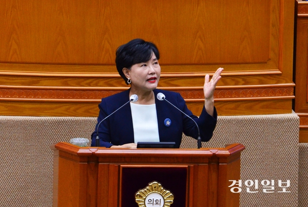 안양시의회 본회의에서 발언하는 윤경숙 의원. /경인일보DB