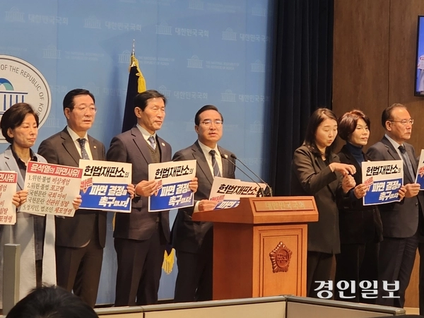 더불어민주당 4선 이상 중진 의원 11명이 11일 오전 서울 여의도 국회 소통관에서 기자회견을 열고 윤 대통령에 대한 헌법재판소의 신속한 파면 결정을 촉구했다. 2025.3.11 /하지은기자 zee@kyeongin.com