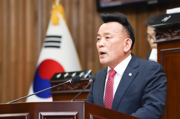 여주시의회가 11일 제73회 임시회 2차 본회의를 열고 총 36건의 안건을 심의·의결했다. 사진은 행정사무감사 계획에 대해 보고하는 정병관 행정사무감사특별위원장. 2025.3.11 /여주시의회 제공