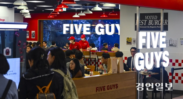 햄버거 프랜차이즈 ‘파이브가이즈의 갤러리아 광교점 오픈을 앞둔 11일 오후 수원시 영통구 갤러리아 광교점 내 파이브가이즈 매장이 개점을 앞두고 열린 사전 행사로 붐비고 있다. 2025.3.11 /이지훈기자 jhlee@kyeongin.com