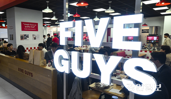 햄버거 프랜차이즈 ‘파이브가이즈의 갤러리아 광교점 오픈을 앞둔 11일 오후 수원시 영통구 갤러리아 광교점 내 파이브가이즈 매장이 개점을 앞두고 열린 사전 행사로 붐비고 있다. 2025.3.11 /이지훈기자 jhlee@kyeongin.com
