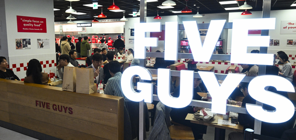 11일 오후 수원시 영통구 갤러리아 광교점 햄버거 프랜차이즈 ‘파이브가이즈’ 매장이 개점을 앞두고 열린 사전 행사에 참여한 사람들로 붐비고 있다. 2025.3.11 /이지훈기자 jhlee@kyeongin.com