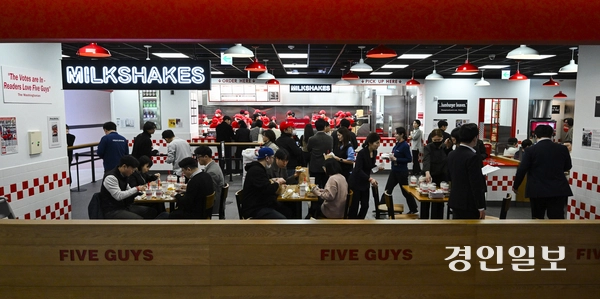 햄버거 프랜차이즈 ‘파이브가이즈의 갤러리아 광교점 오픈을 앞둔 11일 오후 수원시 영통구 갤러리아 광교점 내 파이브가이즈 매장이 개점을 앞두고 열린 사전 행사로 붐비고 있다. 2025.3.11 /이지훈기자 jhlee@kyeongin.com