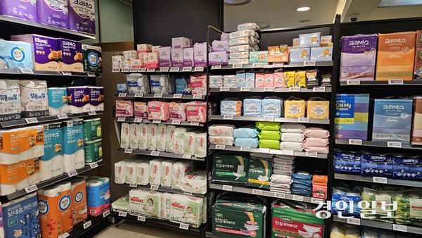 수원시 팔달구의 한 대형마트에서 1종류의 유아용 기저귀가 구석에 놓여있다. 위 칸엔 5종류의 성인용 기저귀가 놓여 대조된다. 2025.3.11 /김지원기자 zone@kyeongin.com