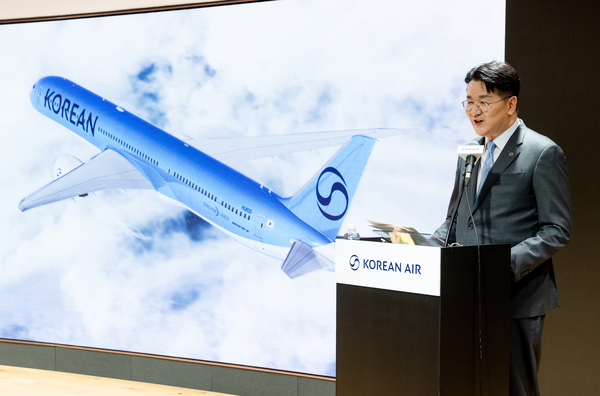 조원태 한진그룹 회장이 11일 서울 강서구 대한항공 본사 격납고에서 열린 새 기업 이미지(CI) 공개행사에서 향후 대한항공 사업 전략에 대해 설명하고 있다. 2025.3.11 /대한항공 제공