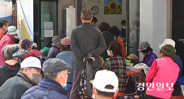 정부의 취약계층 농식품바우처 정책에 불만이 비등하다. 사진은 도심내 한 무료급식소. /경인일보DB