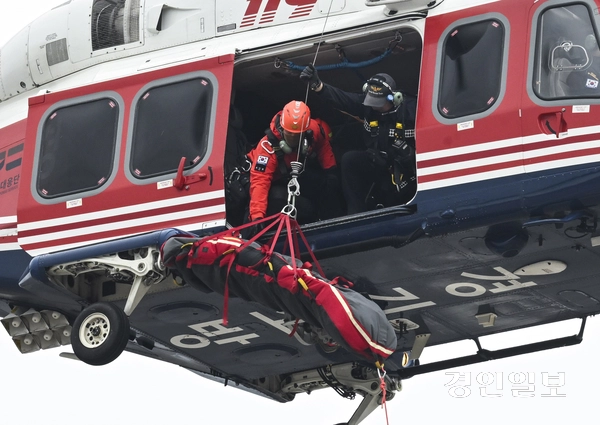 12일 오후 용인시 처인구 경기도소방재난본부 특수대응단에서 관내 구조대원들이 소방헬기 산악구조 임무수행절차 교육훈련을 진행하고 있다. 2025.3.12 /이지훈기자 jhlee@kyeongin.com