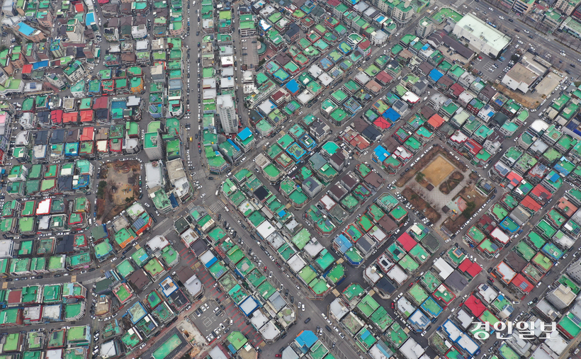 12일 인천 한 빌라 밀집지역 중앙부에 조그마한 공원이 있다. 산림청이 최근 공개한 ‘전국 도시숲 분포 현황’에 따르면 인천시 1인당 생활권 도시숲 면적은 11.67㎡로 17개 시도 중 하위권에 속했다. 인천은 신도심과 구도심의 도시숲 면적 격차도 크다. 2025.3.12 /조재현기자 jhc@kyeongin.com