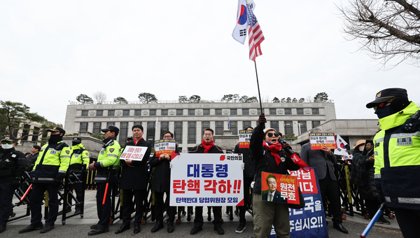 12일 서울 종로구 헌법재판소 앞에서 윤석열 대통령 지지자와 ‘국민의힘 탄핵반대 당협위원장 모임’ 위원들이 대통령 탄핵 각하를 촉구하고 있다. 2025.3.12 /연합뉴스