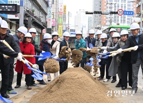 신장전통시장 일원 약 410m 구간의 전선 지중화 사업이 12일 착공식을 갖고 본격적인 지중화 공사에 들어갔다. 착공식 참석자들이 착공기념 첫삽을 뜨고 있다. 2025.3.12 /하남시 제공