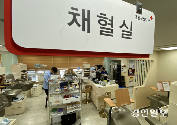 인천지역 혈액 보유량이 적정 혈액 보유량인 5일분 보다 적은 4.1일분으로 확인된 12일 오후 인천시 남동구 헌혈의집 구월센터의 채혈실. 2025.3.12 /조재현기자 jhc@kyeongin.com