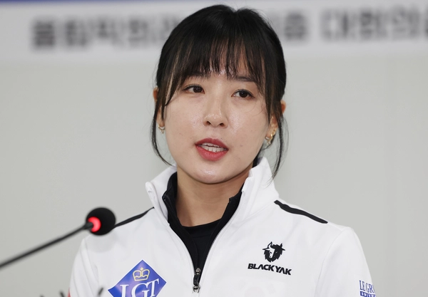 경기도청 컬링팀 김은지가 12일 서울 송파구 올림픽회관에서 열린 2025 LGT 세계여자컬링선수권대회 미디어데이에서 인사말하고 있다. 2025.3.12 /연합뉴스