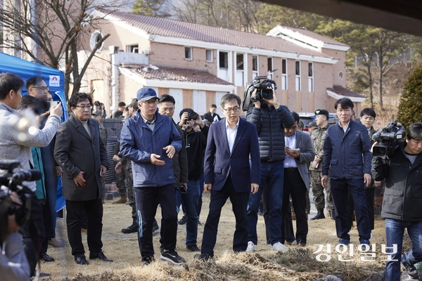13일 오후 김동연 경기도지사가 포천 노곡리 오폭사고 현장 수습상황 점검을 하고 있다. 2025.3.13 /경기도 제공
