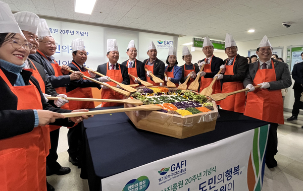 지난 12일 열린 경기도농수산진흥원 설립 20주년 기념식에서 참석자들이 경기도 농산물이 담긴 비빔밥을 만들고 있다. 2025.3.12 /경기도농수산진흥원 제공