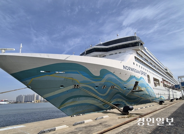 올해 첫 인천항 모항 월드와이드 크루즈인 ‘노르웨이쟌스피릿’(7만5천t급)호가 13일 오후 2시 인천항 크루즈전용부두에 입항했다. 2025.3.13 /인천항만공사 제공