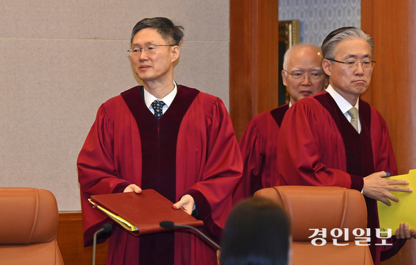 이창수 중앙지검장 등 검사 3인 및 최재해 감사원장에 대한 탄핵심판이 열린 13일 오전 서울 종로구 헌법재판소에서 문형배 헌법재판소장 권한대행을 비롯한 재판관들이 심판정으로 들어서고 있다. 2025.3.13 /이지훈기자 jhlee@kyeongin.com