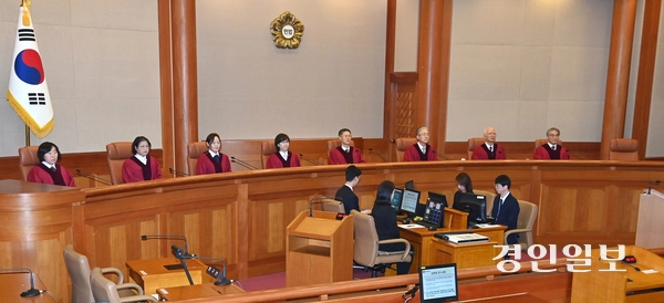 이창수 중앙지검장 등 검사 3인 및 최재해 감사원장에 대한 탄핵심판이 열린 13일 오전 서울 종로구 헌법재판소 심판정에서 재판관들이 자리에 앉고 있다. 2025.3.13 /[공동취재]