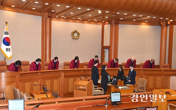 이창수 중앙지검장 등 검사 3인 및 최재해 감사원장에 대한 탄핵심판이 열린 13일 오전 서울 종로구 헌법재판소 심판정에서 재판관들이 대기하고 있다. 2025.3.13 /[공동취재]