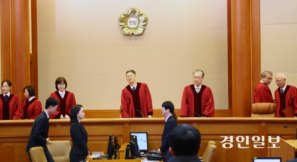 이창수 중앙지검장 등 검사 3인 및 최재해 감사원장에 대한 탄핵심판이 열린 13일 오전 서울 종로구 헌법재판소에서 문형배 헌법재판소장 권한대행을 비롯한 헌법재판관들이 심판정으로 들어서고 있다. 2025.3.13 /[공동취재]