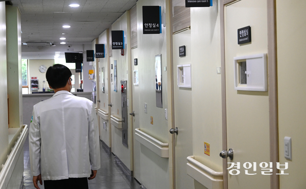 지난해 8월 1일 오전 새로운경기도립정신병원에서 윤영환 병원장이 안정실을 살펴보고 있다. 2024.8.1 /최은성기자 ces7198@kyeongin.com