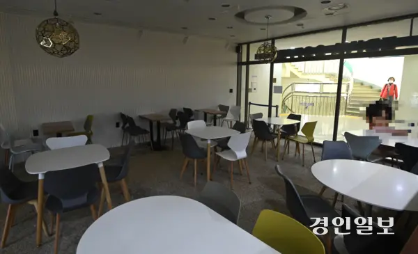 13일 오후 수원시 영통구 수원체육문화센터 카페 앞에 오픈 연기 안내문이 게시돼 있다. 2025.3.13 /최은성기자 ces7198@kyeongin.com