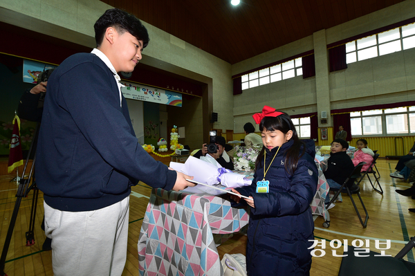 4일 오전 인천시 강화군 교동초등학교에서 2025학년도 입학식에 참석한 1학년 신입생. 2025.3.4 /조재현기자 jhc@kyeongin.com