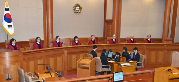 이창수 중앙지검장 등 검사 3인 및 최재해 감사원장에 대한 탄핵심판 선고가 열린 13일 서울 종로구 헌법재판소 심판정에서 재판관들이 자리에 착석해 있다. 왼쪽부터 정계선, 김복형, 정정미, 이미선, 문형배, 김형두, 정형식, 조한창 헌재 재판관. 2025.3.13 /공동취재