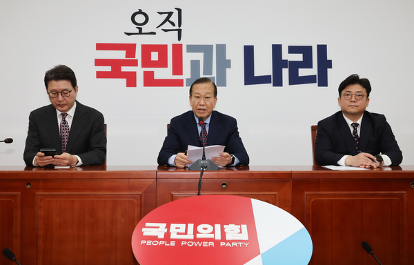 국민의힘 권영세 비상대책위원장(가운데)이 13일 서울 여의도 국회에서 기자회견을 열고 최재해 감사원장과 이창수 서울중앙지검장 등 검사 3명에 대한 탄핵심판 선고와 관련한 입장을 밝히고 있다. 2025.3.13 /연합뉴스