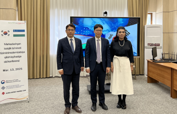 한국지역난방공사 이병휘 사업본부장, 산업통상자원부 최연우 전력정책관, 우즈베키스탄 오조다 주라예바 건설주택공공서비스부 차관(왼쪽부터)이 실무협의회에 앞서 기념촬영을 하고 있다. /한국지역난방공사 제공